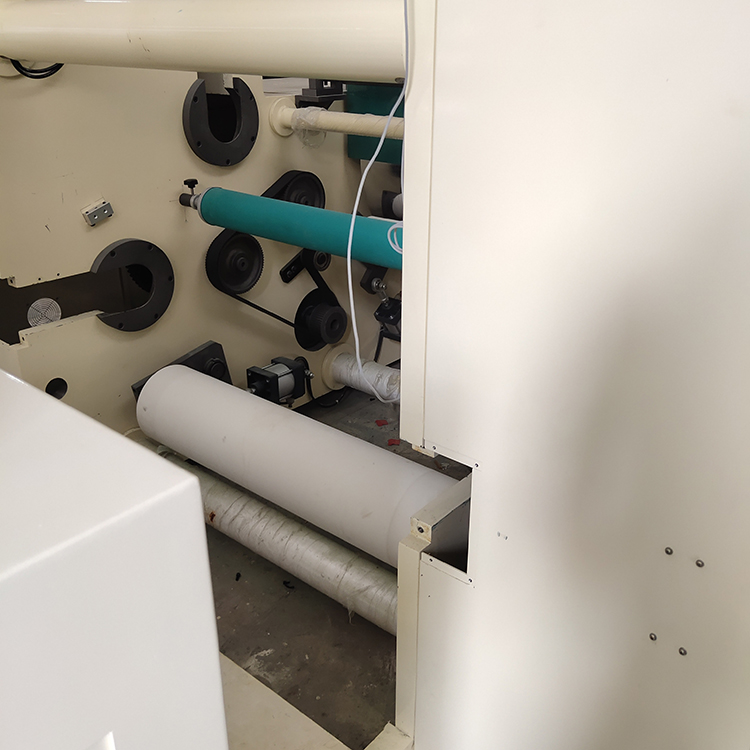 牛奶盒熱封條薄膜分切機細節(jié)部位 牛奶盒熱封條薄膜分切機細節(jié)部位